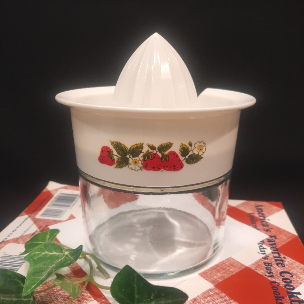 Vintage Gemco Citrus Hand Juicer White w/ Strawberries Plastic Lid Glass Jar